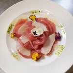 Rosetta di carne salada con petali di Trentin Grana e fiori eduli